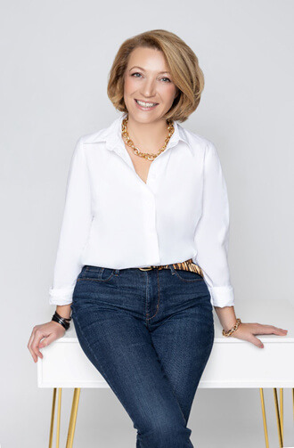 Evgenia Baikova, certified coach and mindset strategist, helps female entrepreneurs build confidence and lead with clarity. She is hosting 'Making Confidence Simple,' a hands-on workshop on decision-making, leadership, and communication.